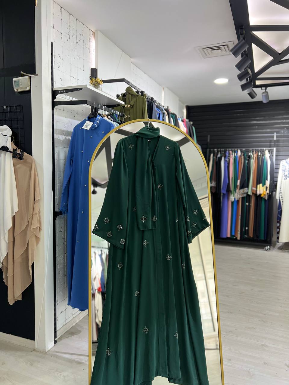 Tarf abaya Zümrüt şalı ile resmi