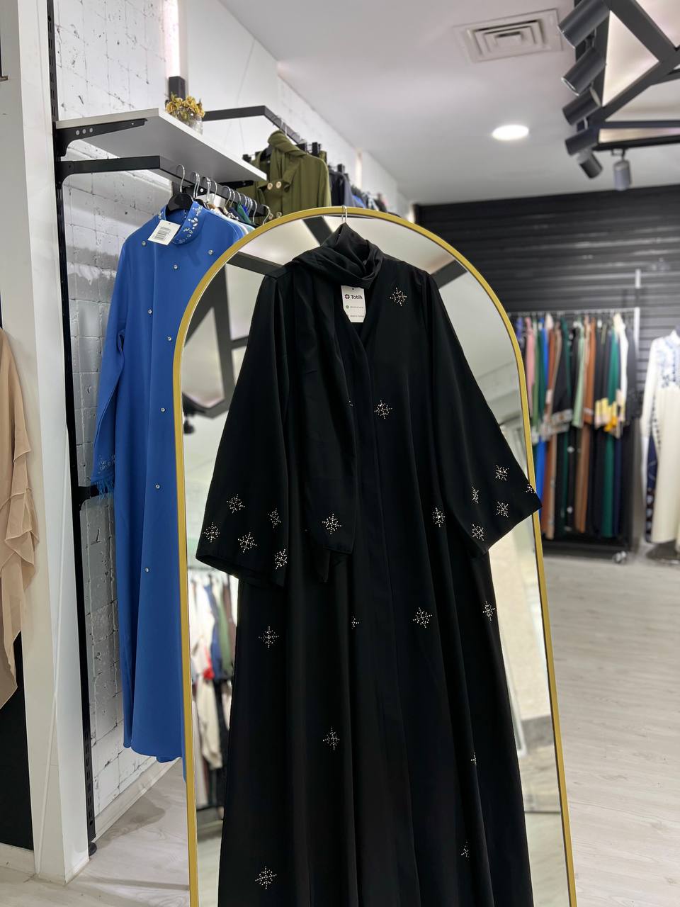 Tarf abaya Siyah şalı ile resmi